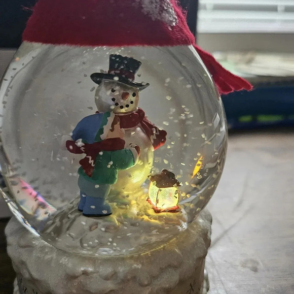 Frosty Fun 2004 Hallmark Keepsake in Original Box - Picture 2 of 9